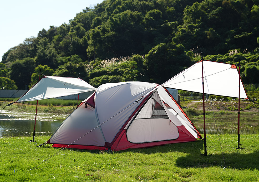 前後に日よけが付いた軽量ハイキングテント